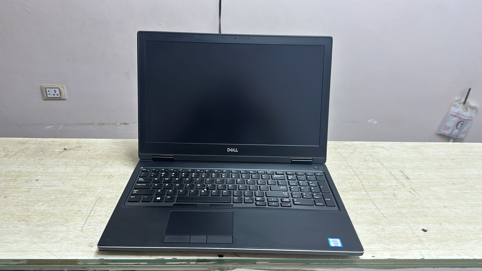 Dell precision 7530 i7 8850 H Ram 16 Hard 512m2 NVIDIA qudro p2000 - الصورة 4