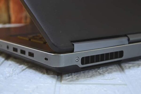 ⁦Dell precision 7710 i7 7820 Hq Ram 16 Hard 256 SSDM2 17،6⁩ - الصورة ⁦4⁩
